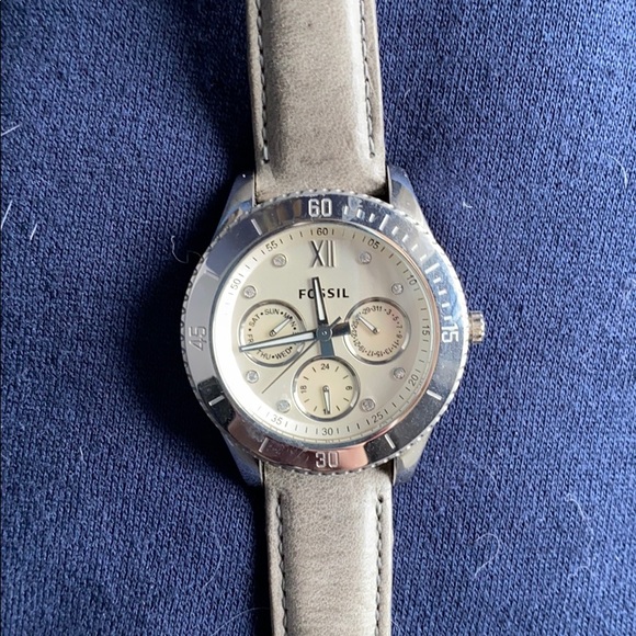 Fossil watch with grey leather band - Picture 2 of 4
